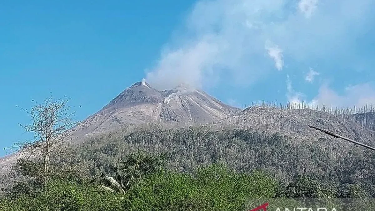 Gunung Lewotobi Kembali Erupsi, Lontarkan Abu Vulkanik dan Hujan Batu di Flores Timur