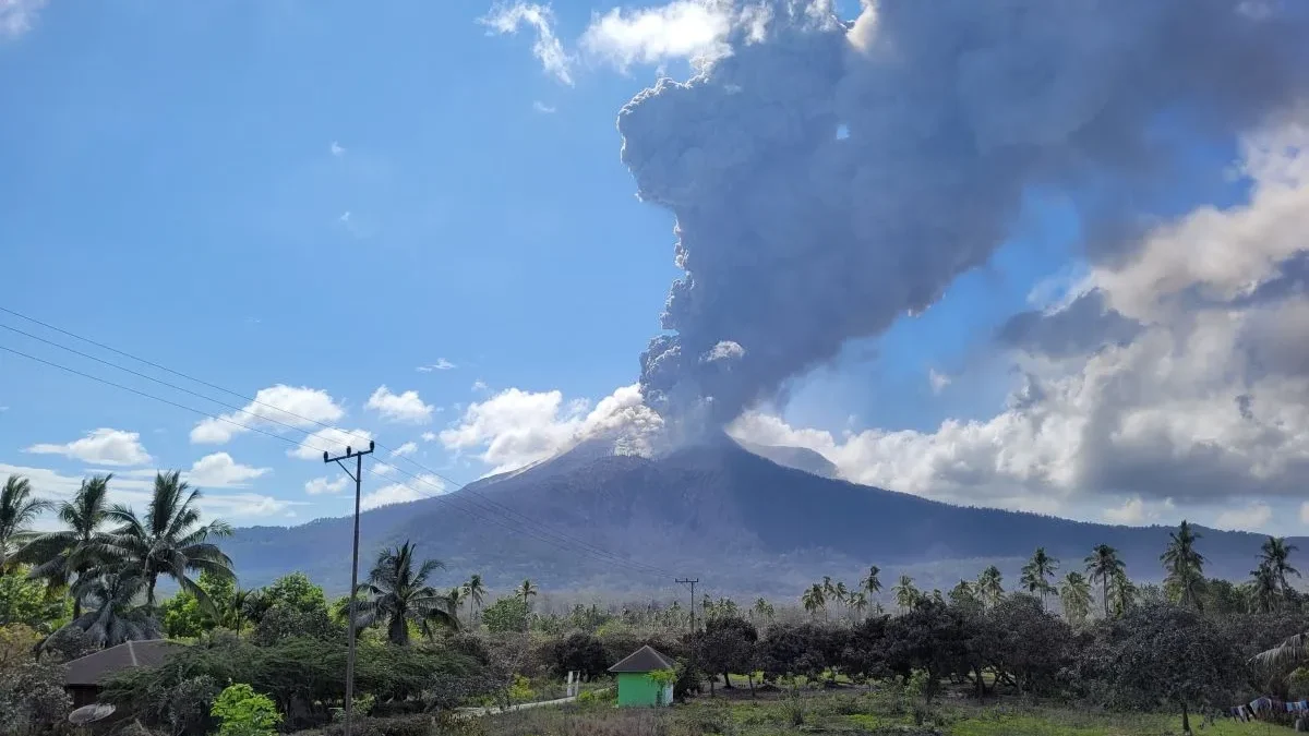 Gunung Lewotobi Laki-Laki di Flores Timur Kembali Erupsi, Kolom Abu Mencapai 5000 Meter, Para Pengungsi Alami Krisis Air Bersih