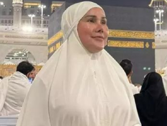 Viral Isa Zega Umrah Pakai Hijab! Siapa Sebenarnya Dia? Viral Isa Zega Umrah Pakai Hijab! Siapa Sebenarnya Dia?