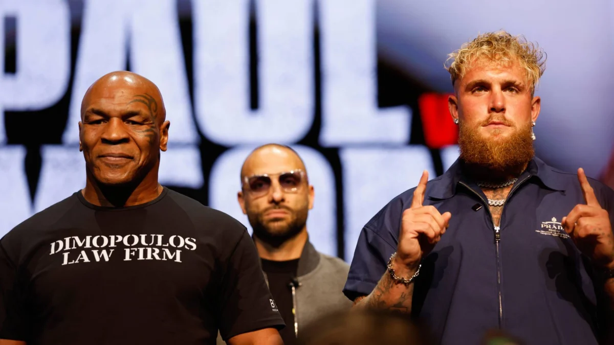 Adu Kekuatan Legenda Tinju Dunia, Tyson: Saya akan Baik-baik Saja! Pertarungan petinju kelas berat Mike Tyson (kiri) akan melawan petinju Jake Paul (kanan). (DAZN)