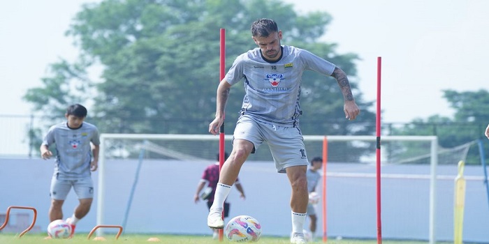 Persib Tertantang Kudeta Borneo FC dari Puncak Klasemen Pemain Persib Tyronne del Pino siap hadapi Borneo FC/dok Persib/