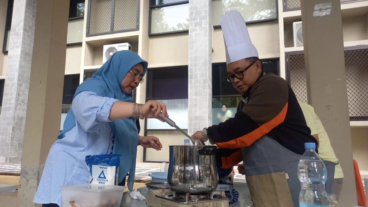MENGGUGAH SELERA: Acuviarta Kartabi tengah menyajikan hidangan istimewa dengan sentuhan khas Belitung pada Padjadjran Cook Culinary War, Kampus Unpad, Kabupaten Sumedang, Sabtu 9 Desember 2024. (Erwin Mintara D. Yasa/Jabar Ekspres)