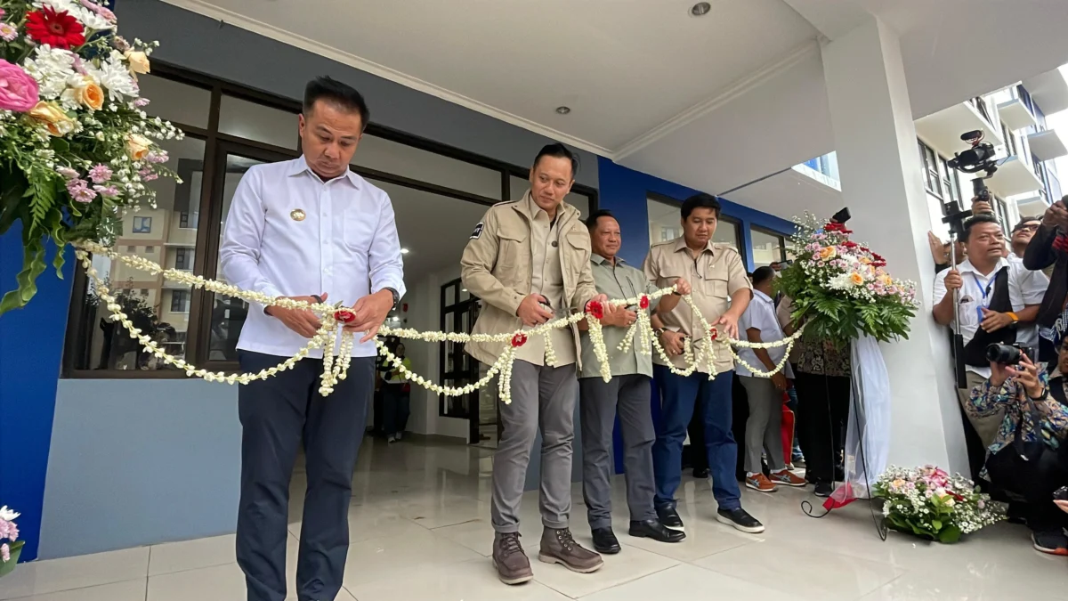 Pemerintah Resmikan Dua Rusunawa Rancaekek dan Solokan Jeruk, Fokuskan Relokasi Warga dan Peningkatan Kesejahteraan Penjabat Gubernur Bey Machmudin, Menteri Koordinator Bidang Infrastruktur dan Pembangunan Kewilayahan, Agus Harimurti Yudhoyono, Menteri Perumahan dan Kawasan Permukiman (PKP) Maruarar Sirait, dan Menteri Dalam Negeri Tito Karnavian saat meresmikan rusunawa Rancaekek, Rabu (18/12). Foto Agi