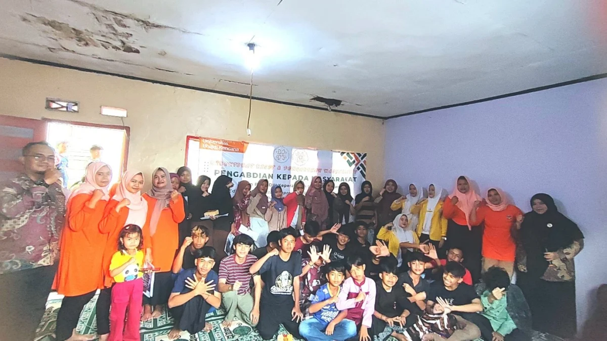 Pengmas Kelompok 32 UBK: Edukasi Kesehatan Reproduksi Pada Remaja Sebagai Upaya Pencegahan Stunting di RW 14 Kelurahan Sukajaya Garut Foto Bersama Seluruh Peserta Kegiatan Pengabdian Kepada Masyarakat