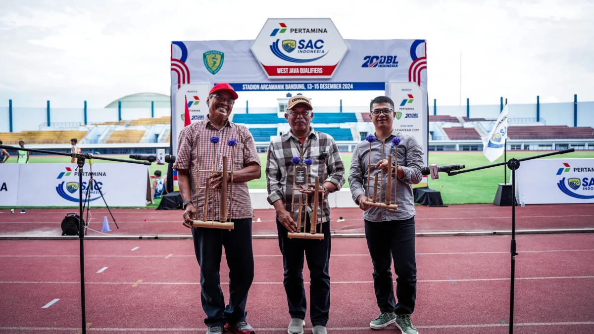 Pertamina SAC Indonesia 2024-2025 West Java Qualifiers Diikuti 5.717 Pelajar, Bukti Antusiasme Atletik di Jawa Barat Dari kiri Budi Dharma Ketua Komisi Pembibitan PB PASI DR Edy Suparjoto M.Pd selaku Ketua BAPOPSI Kota Bandung, Asep Yudi selaku Kepala Cabang Dinas Pendidikan Jawa Barat Wilayah II