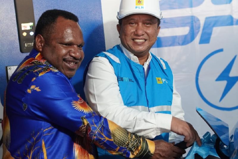 PLN Gencar Hadirkan SPKLU di Papua Pegunungan General Manager PT. PLN (Persero) Unit Induk Wilayah Papua dan Papua Barat, Rizky Mochamad bersama Asisten II Setda Kabupaten Jayawijaya Lekius Yikwa saat meresmikan SPKLU di Wamena, Kabupatem Jayawijaya, Papua Pegunungan, Sabtu (7/12). (ANTARA/HO- PLN Papua)