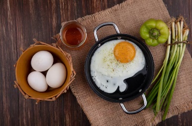 6 Manfaat Mengganti Nasi dengan Telur, Bisa Turunkan Berat Badan Manfaat telur untuk kesehatan (Freepik)