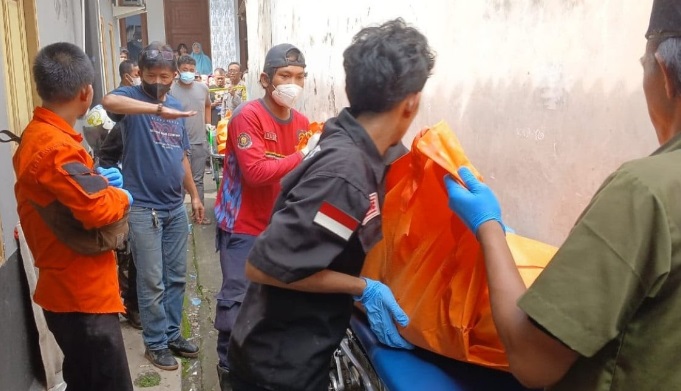 Proses evakuasi keluarga yang bunuh diri diduga karena pinjol (ist)