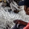 Pengrajin layang-layang asal Desa Singajaya, Kecamatan Cihampelas, Bandung Barat. Dok Jabar Ekspres/wit