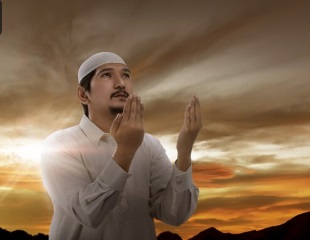 Doa Malam 1 Rajab 1446 H di Akhir Tahun 2024 ILUSTRASI membaca Doa malam 1 Rajab di malam tahun baru 2024. (freepik)