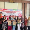 Penyerahan paket gizi tahap tiga dari ALFAMIDI cabang Bekasi kepada 30 anak di bawah dua tahun (baduta) di Kecamatan Karawang Barat, Karawang, Jumat (27/12/2024). (ist)
