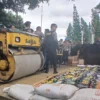 Pemusnahan Ribuan Botol Miras Ilegal oleh Polres Cimahi yang dihadiri pula oleh Forkopimda Cimahi dan Kabupaten Bandung Barat (mong)