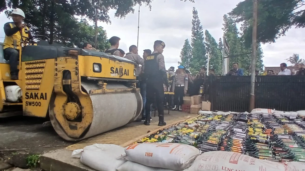 Jelang Pergantian Tahun, 11.321 Botol Miras di Cimahi Dimusnahkan Polisi Pemusnahan Ribuan Botol Miras Ilegal oleh Polres Cimahi yang dihadiri pula oleh Forkopimda Cimahi dan Kabupaten Bandung Barat (mong)