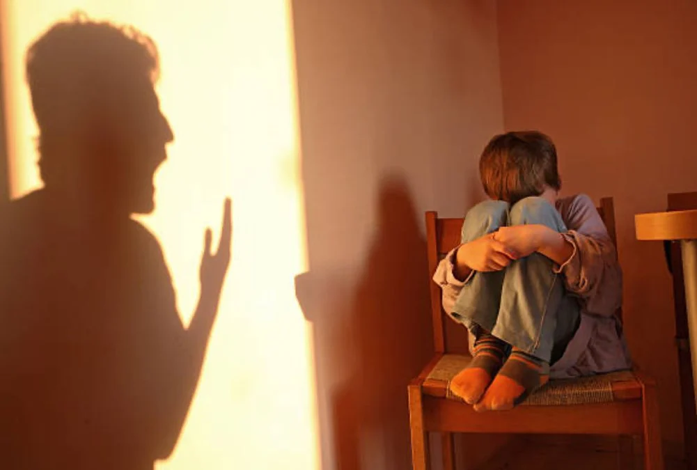 Ada 356 Kasus Kekerasan Terhadap Anak dan Perempuan di 2025 Ilustrasi seorang ayah di Bandung Barat tega memaksa kedua anak tirinya dan istrinya untuk mengemis. Dok istockphoto