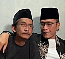 Gus Miftah Akhirnya Resmi Mundur dari Jabatannya Gus Miftah Saat mendatangi rumah Sunhaji di MAgelang.