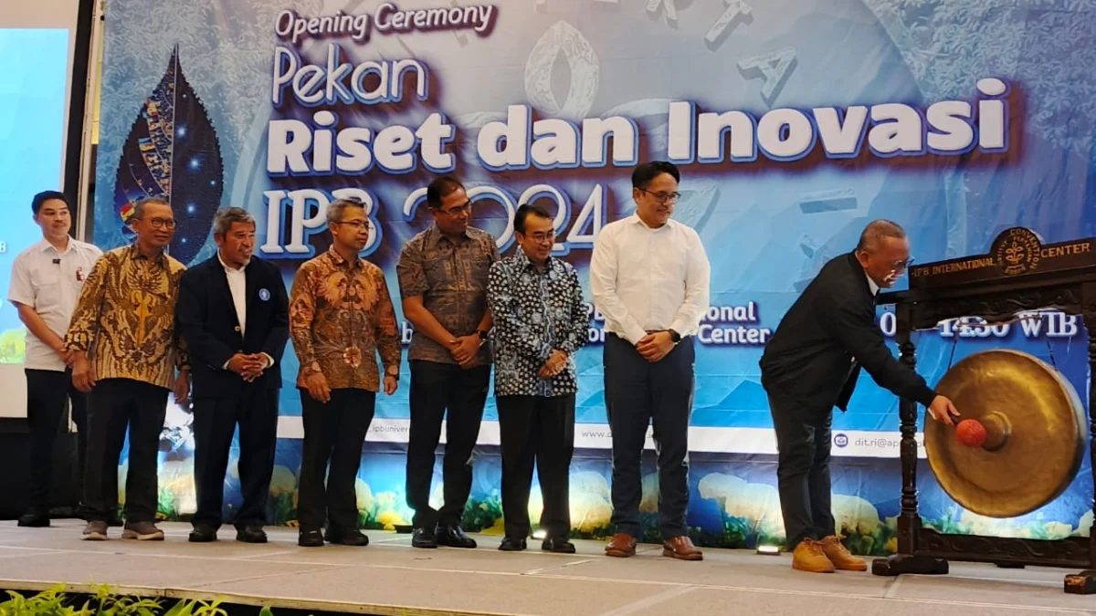 IPB University Kenalkan Hasil Riset dan Tiga Inovasi Terbaru, Ada Teknologi Bayi Tabung untuk Hewan Langka! Kepala BRIN RI, L.T Handoko secara simbolis membuka acara Pekan Riset dan Inovasi IPB University di IICC, Kota Bogor, Senin (16/12). (Yudha Prananda / Jabar Ekspres)