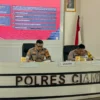 Kapolres Ciamis AKBP Akmal (kiri) dan Wakapolres Ciamis Kompol Muhamad Rustandi saat menggelat konferensi pers akhir tahun di Mapolres Ciamis Seni 30 Desember 2024. (Cecep Herdi/Jabar Ekspres)