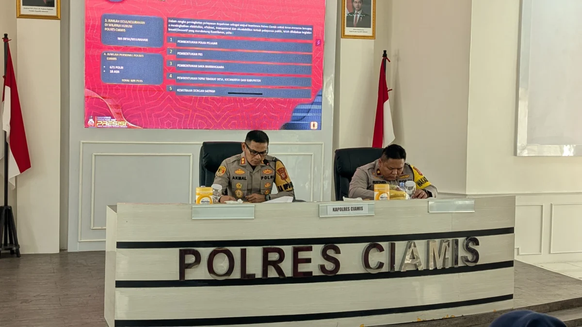 Laka Lantas di Kabupaten Ciamis, 126 Orang Meninggal Dunia Kapolres Ciamis AKBP Akmal (kiri) dan Wakapolres Ciamis Kompol Muhamad Rustandi saat menggelat konferensi pers akhir tahun di Mapolres Ciamis Seni 30 Desember 2024. (Cecep Herdi/Jabar Ekspres)