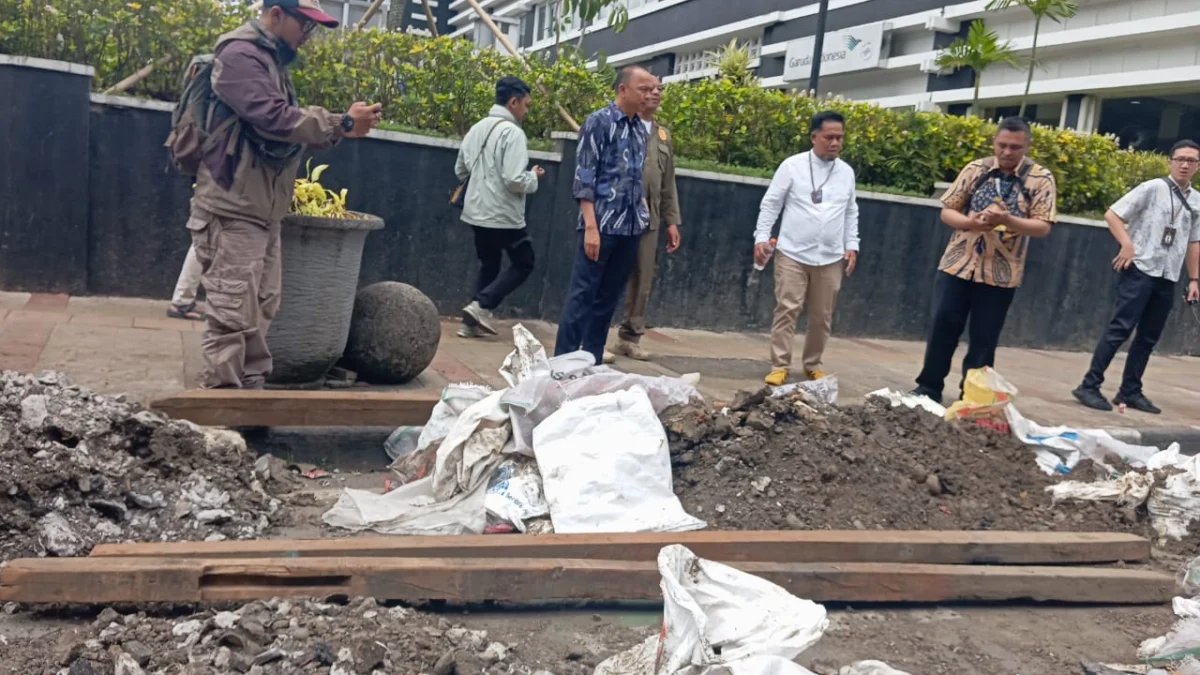 Kecelakaan di Lokasi Proyek Galian Kabel, PT BII Janji Bertanggung Jawab, Masalah Proyek Masih Jadi Sorotan Penjabat (Pj) Wali Kota Bandung, A. Koswara Hanafi saat meninjau sejumlah lubang galian di Jl. Asia Afrika, pada Jumat (13/12). (Nizar/Jabar Ekspres)