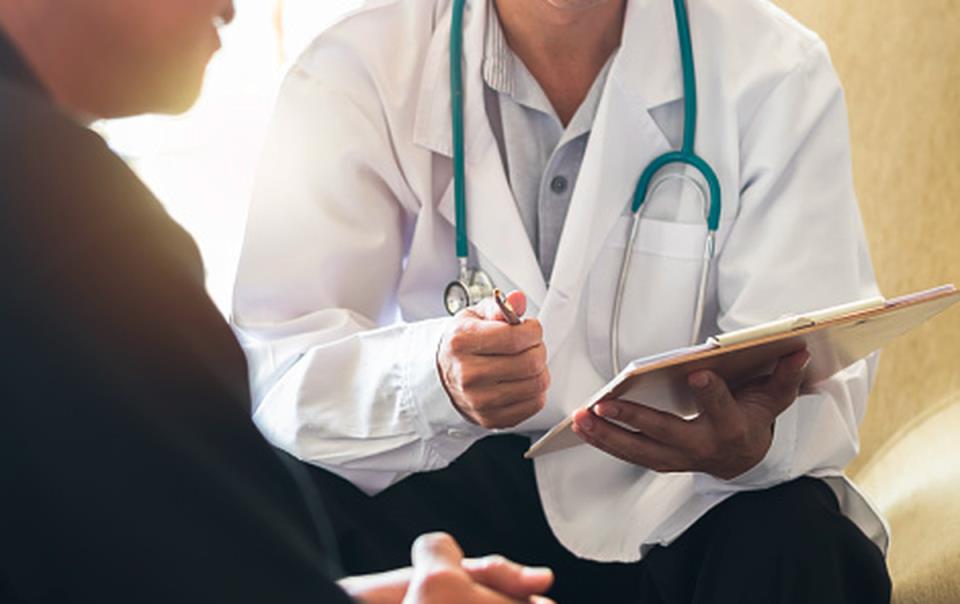 Tugas Utama Seorang Dokter Umum: 5 Peran Penting yang Harus Kamu Ketahui Tugas Utama Dokter Umum