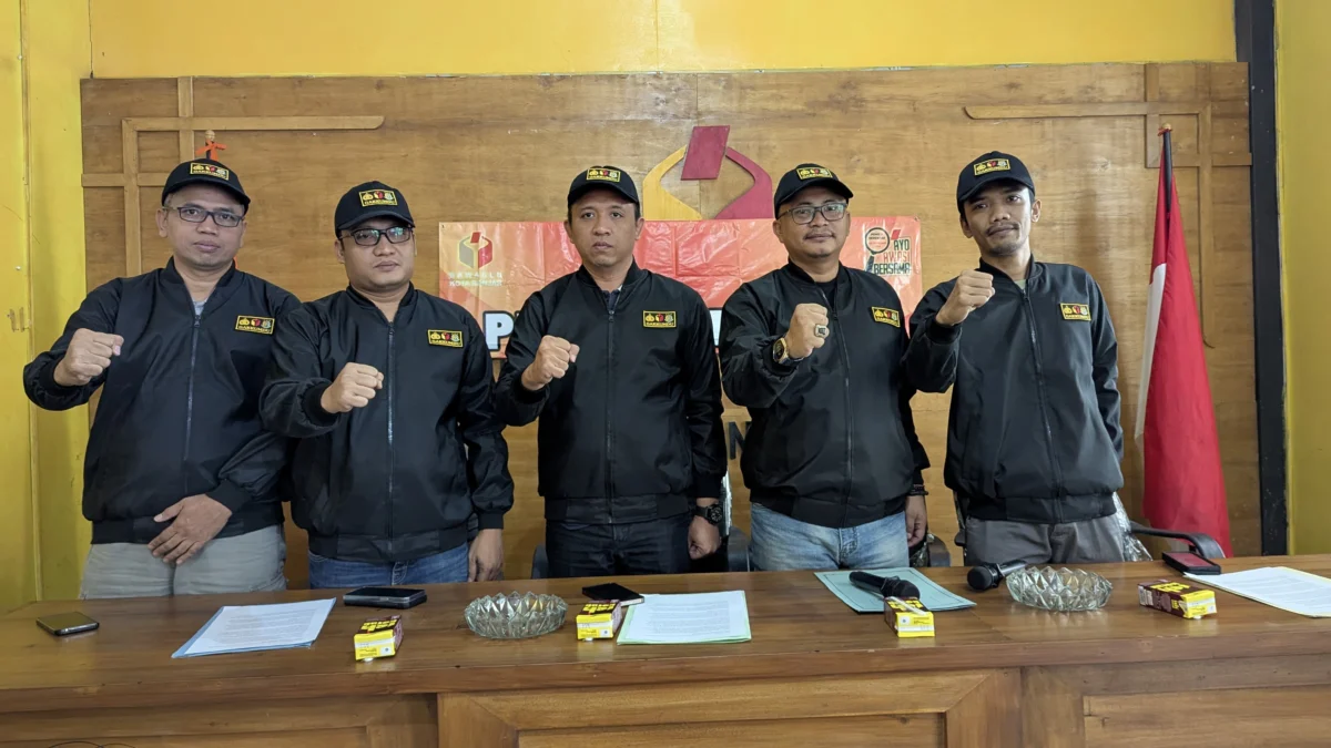 Tim Sentra Gakkumdu Kota Banjar berfoto bersama usai konferensi pers dengan media massa di kantor Bawaslu Kota Banjar, Jawa Barat, Minggu 1 Desember 2024. (Cecep Herdi/Jabar Ekspres)