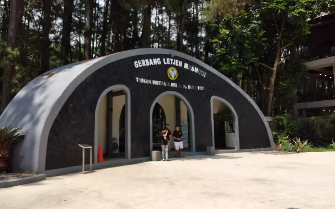 Proyek Penataan Sarpras Tahura Djuanda Sempat Bermasalah, Volume Kurang dan Terlambat Salah satu gerbang di Tahura Djuanda.