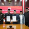 Pimpinan DPRD Kota Bogor dan Pj Wali Kota Bogor, Hery Antasari usai mensahkan RAPBD 2025. (Yudha Prananda / Jabar Ekspres)
