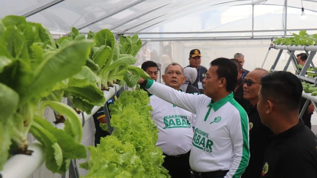 Kakanwil Kemenkumham Jabar Bagikan Bansos Bagi Keluarga Warga Binaan di Rutan Bandung dan Gelar Panen Raya Ekosistem Industri