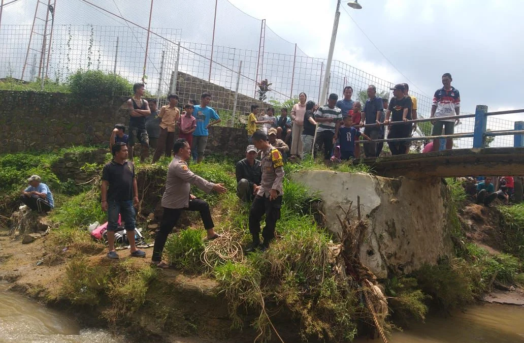 Petugas Polsek Paseh bersama warga saat mengevakuasi korban tenggelam di Sungai Cisunggalah, Desa Cipaku, Kecamatan Paseh, Kabupaten Bandung pada Sabtu (8/12). Foto Istimewa