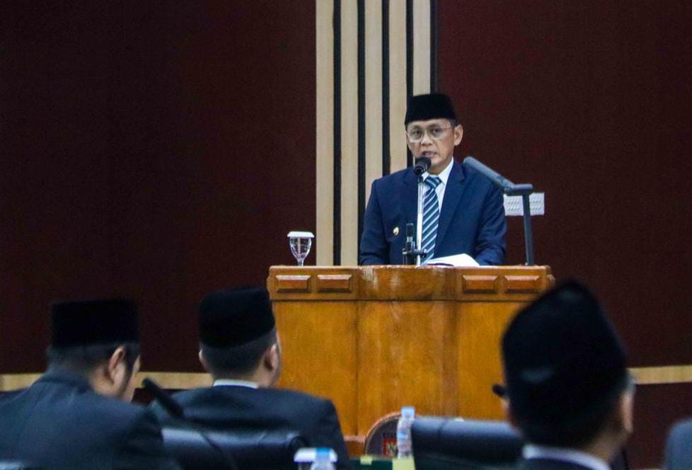 Pemkot dan DPRD Kota Bogor Rumuskan Tiga Raperda Baru Pj Wali Kota Bogor, Hery Antasari saat berpidato dalam rapat paripurna bersama jajaran DPRD Kota Bogor. (Yudha Prananda / Jabar Ekspres)