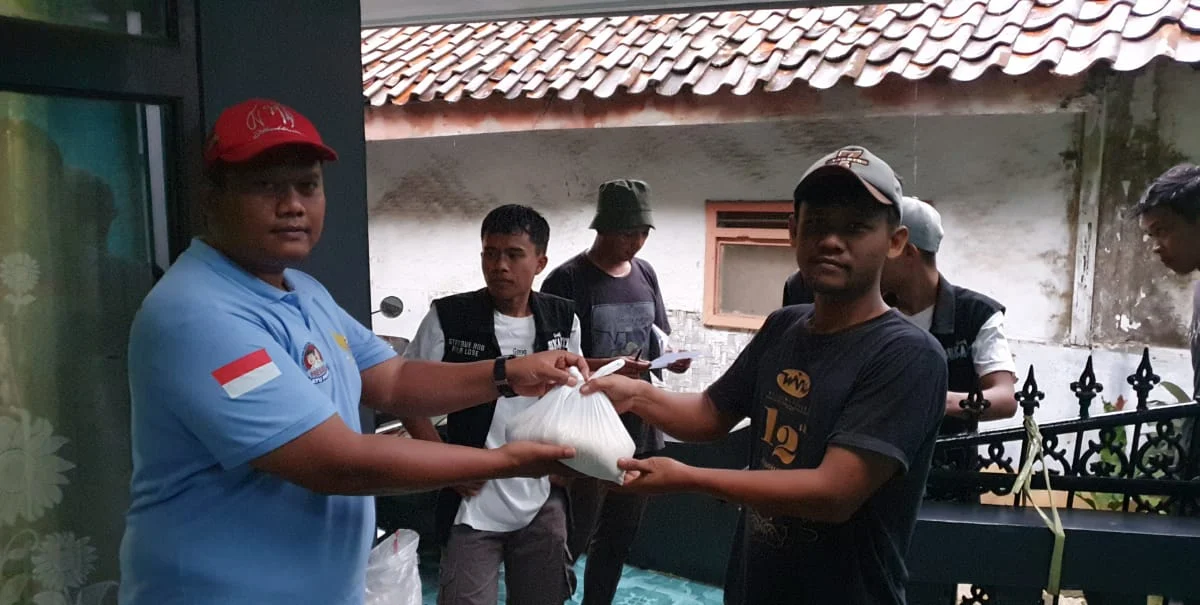 Iwan Roswandi memberikan bantuan sosial kepada salah satu warga di Kota Tasikmalaya. Ia mengajak seluruh pendukung paslon untuk bersatu kembali usai Pilkada serentak tahun 2024. (Istimewa)