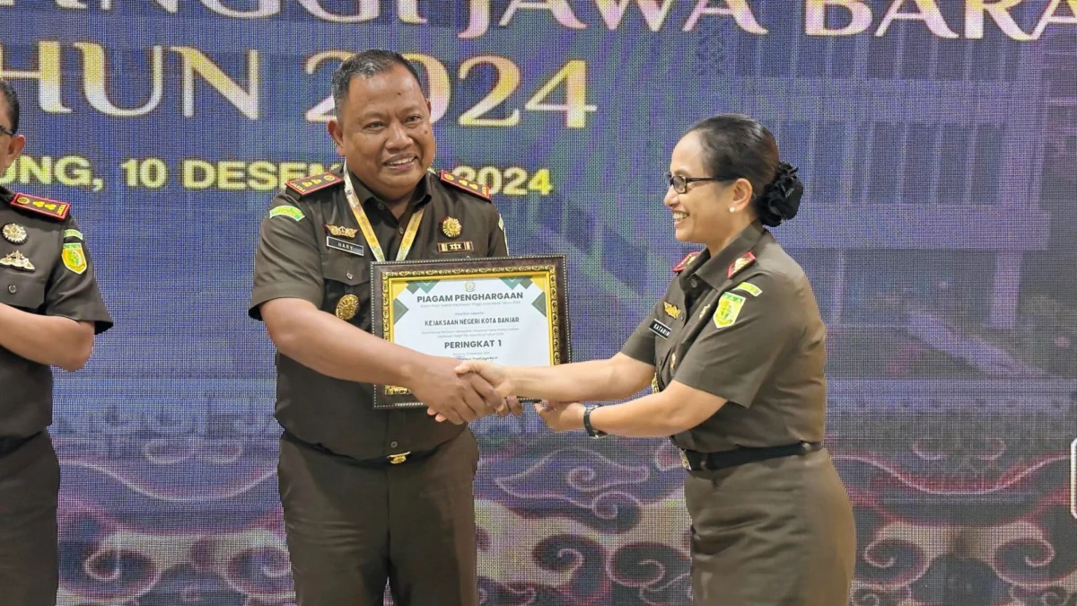 Kejari Kota Banjar Raih Peringkat 1 Kinerja di Bidang Intelijen Kepala Kejaksaan Tinggi Jawa Barat, Katarina Endang Sarwestri, SH MH, saat memberikan piagam penghargaan di bidang Intelejen kepada Kepala Kejaksaan Negeri Kota Banjar, Sri Haryanto SH MH, dalam acara Rakerda, Selasa 10 Desember 2024. (Istimewa)