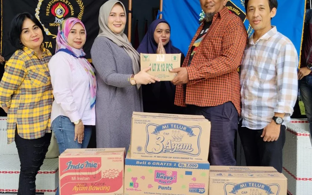 Peduli Korban Bencana Sukabumi, IKWI Kota Bogor Salurkan Bantuan kepada PWI Peka Ketua PWI Peka, Yudi Irawan saat menerima sejumlah bantuan dari pengurus IKWI Kota Bogor, Rani Purbasari, Rabu (11/12). (Yudha Prananda / Jabar Ekspres)