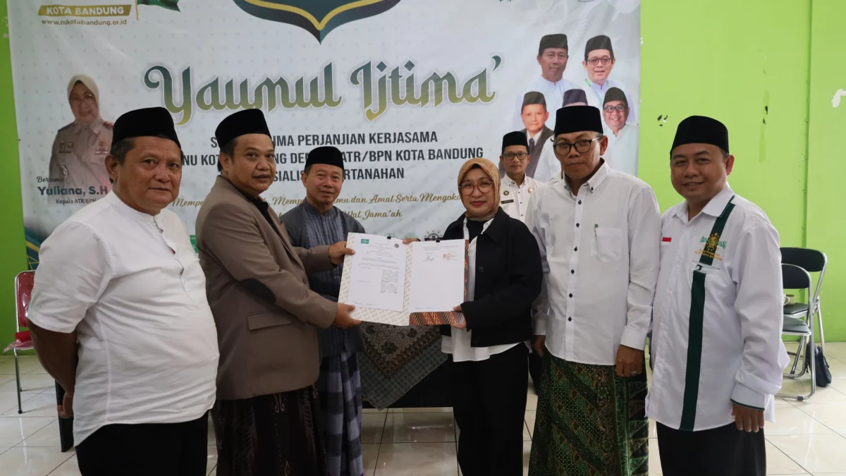 Kantah Kota Bandung Serahkan Perjanjian Kerjasama ke Perwakilan Cabang Nahdlatul Ulama Kota Bandung Penyerahan Perjanjian Kerjasama oleh Kepala Kantah Kota Bandung, Yuliana Kepada Ketua PCNU Kota Bandung, KH. Achmad Haedar