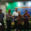 Ketua Instran, Ki Darmaningtyas saat memberikan piagam penghargaan kepada sejumlah narasumber yang hadir dalam kegiatan FGD di Padjajaran Hotel, Jumat (13/12). (Yudha Prananda / Jabar Ekspres)