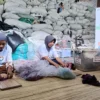 Pekerja saat menyelesaikan pembuatan sepatu daur ulang di Jagatera, Depok, Jumat (13/12). Foto : Sandika Fadilah /jabarekspres.com