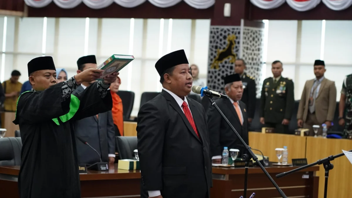 PAW Anggota DPRD Kota Bogor, Abdul Rosyid Gantikan Atang Trisnanto Abdul Rosyid dari PKS saat pengambilan sumpah jabatan sebagai PAW Anggota DPRD Kota Bogor periode 2024-2029 gantikan Atang Trisnanto. (Yudha Prananda / Jabar Ekspres)