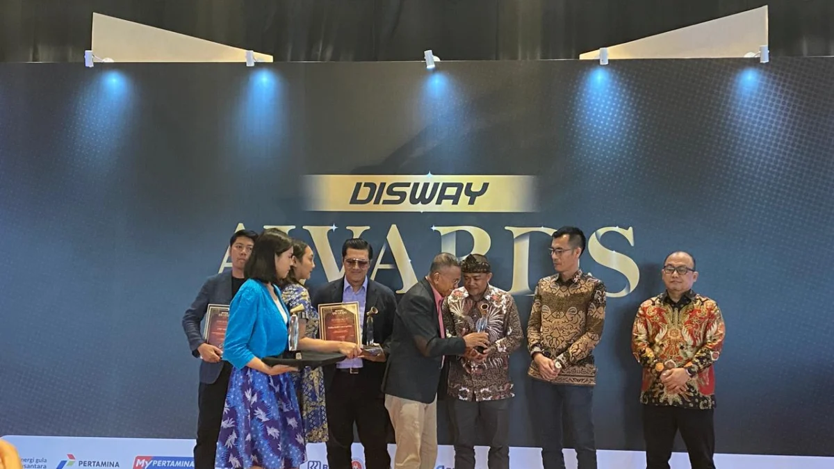 Disway Awards 2024: Jabar Ekspres Raih Penghargaan Media Cetak Terbaik DOK. JABAR EKSPRES TERIMA PENGHARGAAN: Founder Disway, Dahlan Iskan saat memberikan penghargaan kepada Jabar Ekspres sebagai “Media Cetak Terbaik” versi Disway Group, Rabu (18/12/2024).