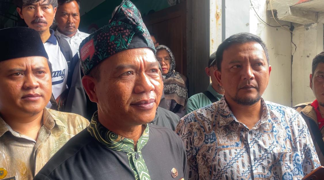 100 Hari Pertama Kerja, Bupati Bandung Tergetkan 10.000 Lapangan Kerja dan Tingkatkan 13 Program Unggulan Bupati Bandung Dadang Supriatna saat ditemui awak media di Gor Desa Cileunyi Wetan, Kecamatan Cileunyi, Kabupaten Bandung, Kamis (19/12). Foto Agi