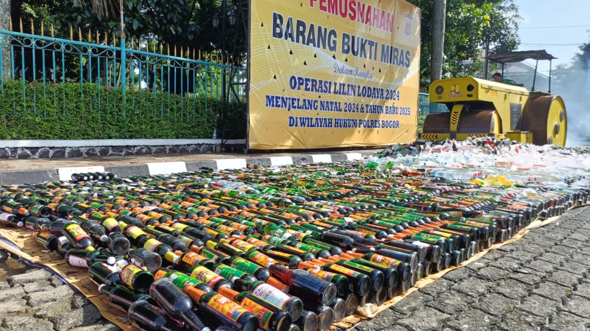 Polres Bogor Musnahkan Belasan Ribu Minuman Keras Pemusnahan miras di Lapangan Tegar Beriman, Kabupaten Bogor, Jumat (20/12). Foto : Sandika Fadilah /jabarekspres.com