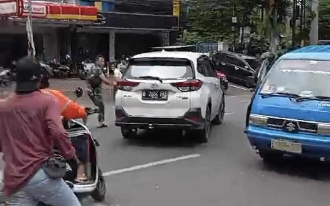 Akibat Dikejar Debt Colector Pengemudi Mobil di Bogor Tabrak Motor, Korban Alami Luka-Luka Ilustrasi: Detik-detik pengemudi mobil Terios sempat dikejar oleh aparat dan warga usai tabrak lari di Jalan Siliwangi, Kota Bogor, Selasa (24/12). (Yudha Prananda / Tangkapan Layar)