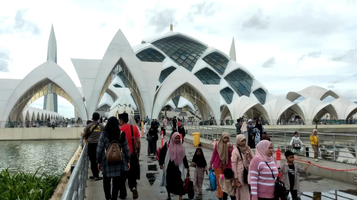 Momen Nataru, Masjid Al Jabbar Dipadati Pengunjung Sejumlah pengunjung nampak memadati Masjid Al Jabbar, Kamis (26/12).