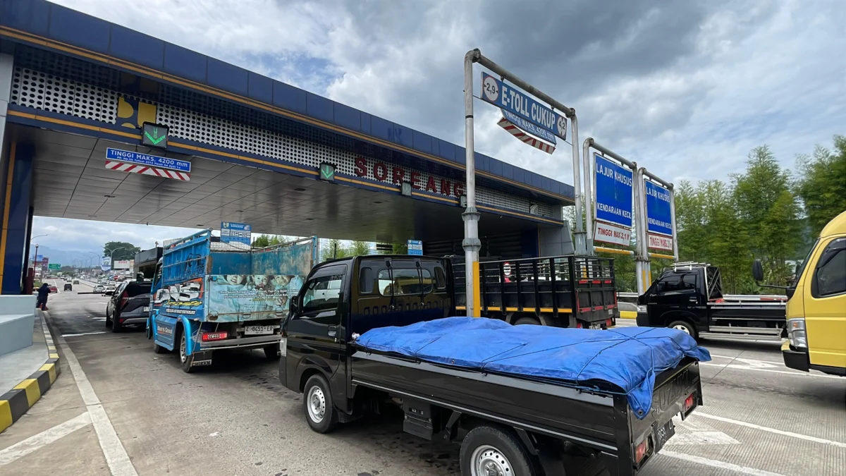 50 Ribu Kendaraan Lintasi Exit Tol Soroja, Puncak Arus Lalu Lintas Diprediksi H-2 Tahun Baru Kendaraan yang melintasi Exit Tol Soreang-Pasirkoja (Soroja) Kabupaten Bandung, Jumat (27/12). Foto Agi