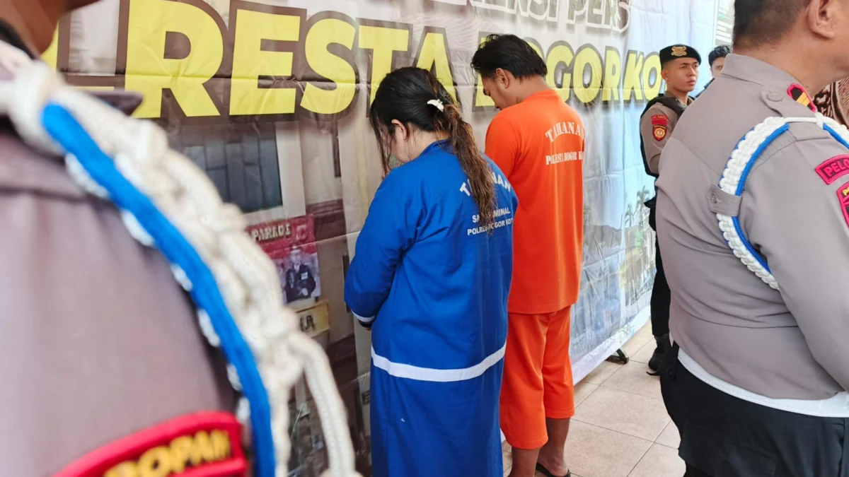 Tersangka TPPO TKW Ilegal, MK (33) dan MZL (31) saat diekspose Polresta Bogor Kota, Jumat (27/12). (Yudha Prananda / Jabar Ekspres)
