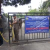 Petugas Satpol PP Bandung Barat saat menyegel TPS milik Tras Environ Mental di Lembang. Jumat (27/12). Dok Jabar Ekspres