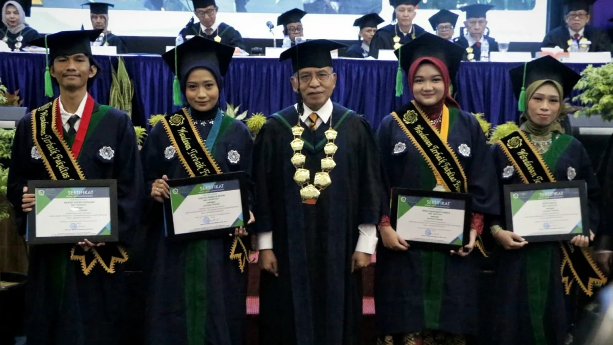 Mina Harvianti Sabila (dua dari kanan) jadi wiaudawan terbaik dalam Wisuda ke-7 UM Bandung, Minggu (29/12). (Son / Jabar Ekspres)