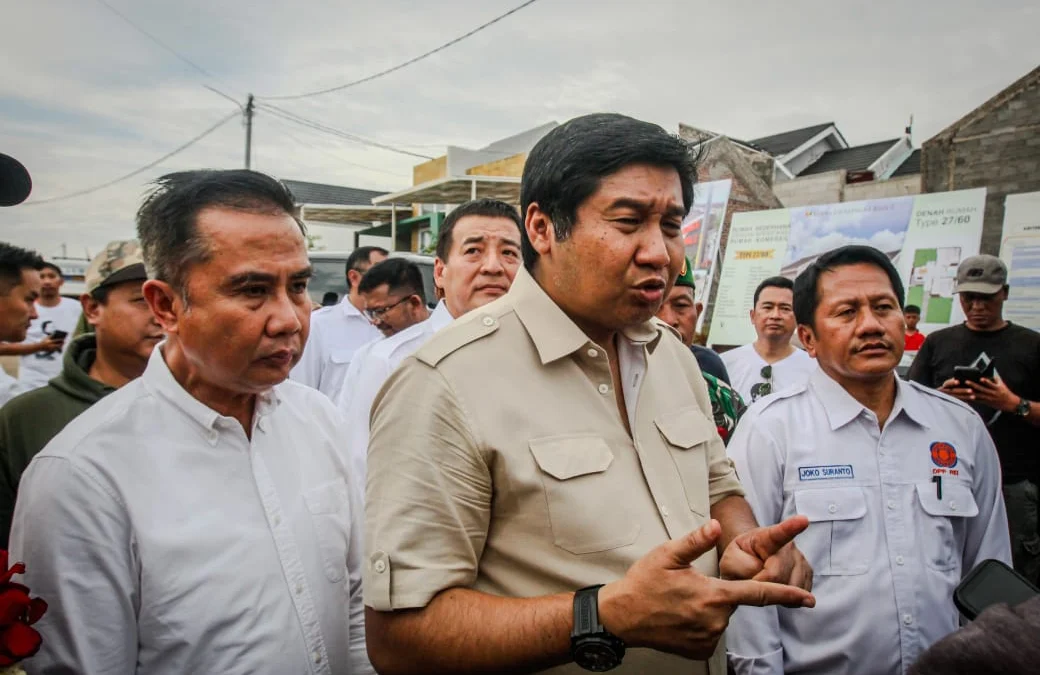 Menteri Perumahan dan Kawasan Permukiman (PKP) Maruarar Sirait (Tengah) bersama Bey Machmudin PJ Gubernur Jawa Barat (Kiri) dan Ketua Umum Realestat Indonesia (REI), Joko Suranto (kanan) mengunjungi Perumahan Buana Cicalengka Raya, Desa Hegarmanah, Kabupaten Bandung, Minggu (29/12). Foto: Dimas Rachmatsyah / Jabar Ekspres