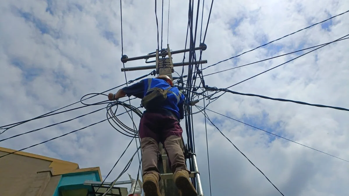 PLN Icon Plus Regional Jawa Barat melakukan patroli dan perapihan kabel Fiber Optik demi kehandalan Jaringan Telekomunikasi pada Libur Nataru 2024-2025