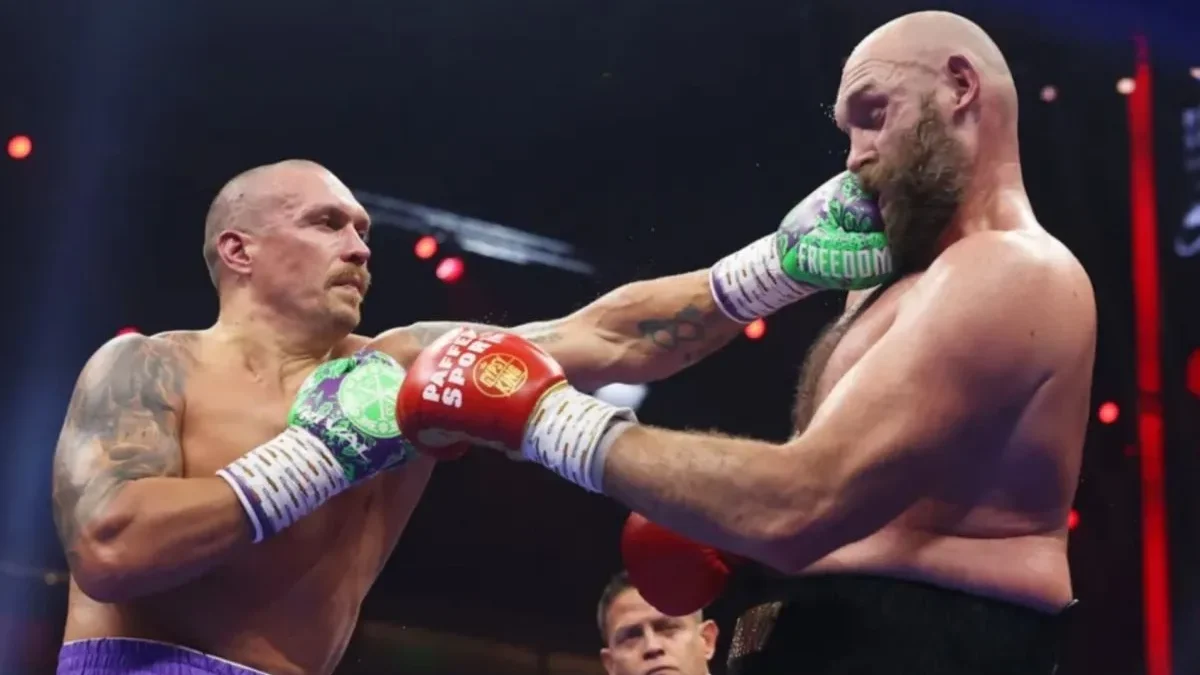 Oleksandr Usyk layangkan jab kirinya ke Tyson Fury. (foto/ANTARA)