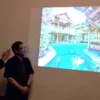 Sales Manager Ryandra Syasa Elvietra dan Executive Assistant Manager Kampung Sumber Alam Resort Gada Putra saat menunjukkan salah satu venue penginapan Kampung Sumber Alam Resort yang berada di atas kolam.